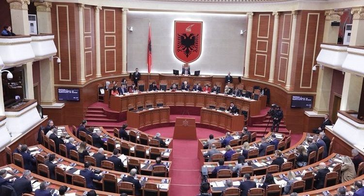 Kuvend: Vijojnë diskutimet për ndryshimin e sistemit zgjedhor, deputetët dorëzojnë pyetjet për ekspertët Kuvend: Vijojnë diskutimet për ndryshimin e sistemit zgjedhor, deputetët dorëzojnë pyetjet për ekspertët