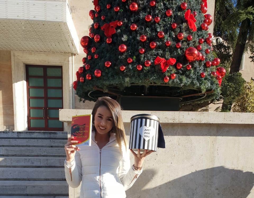 Studentët i çojnë dhuratat Edi Ramës ditën e Krishtlindjes Studentët i çojnë dhuratat Edi Ramës ditën e Krishtlindjes
