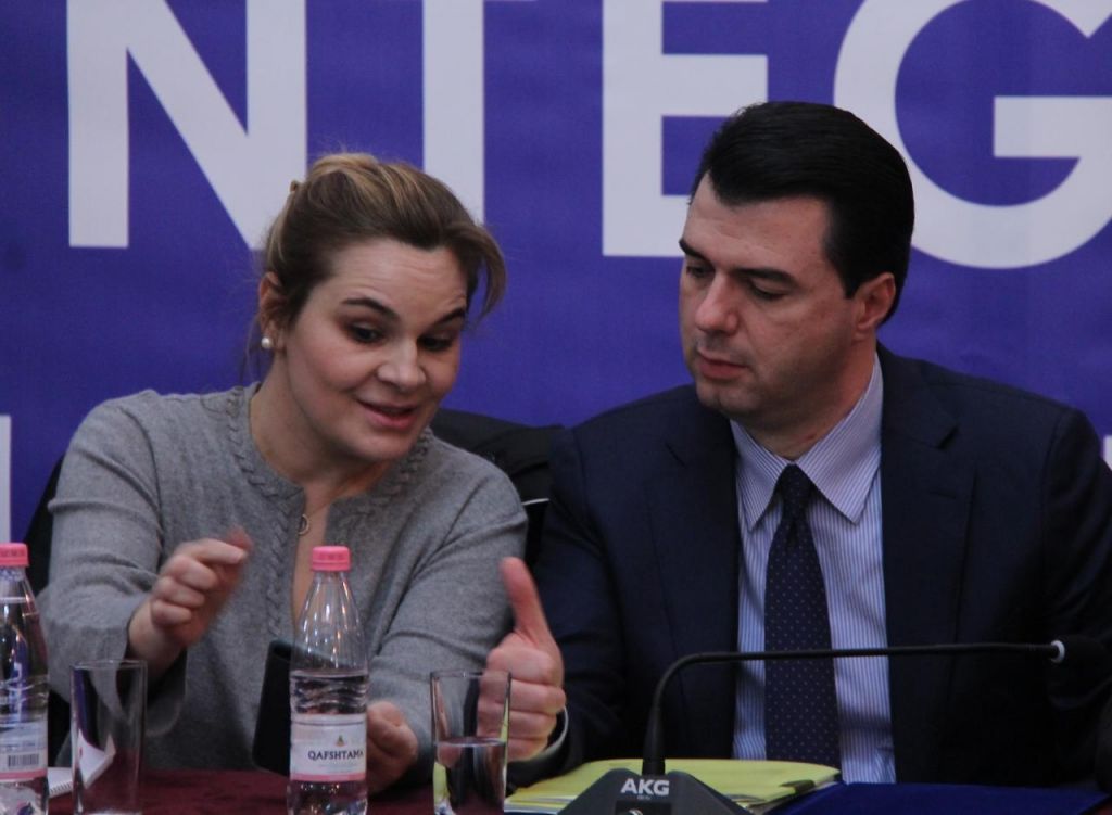 Përfundon takimi Basha – Kryemadhi në selinë blu, mbledhje e grupit parlamentar të LSI në 17.00 Përfundon takimi Basha – Kryemadhi në selinë blu, mbledhje e grupit parlamentar të LSI në 17.00