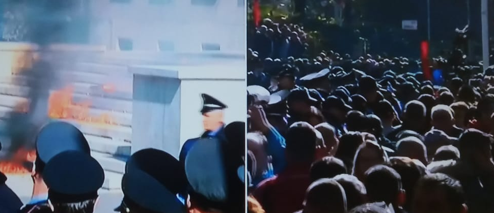 Nis përplasja me policinë në Bulevard, manifestuesit futen në kryeministri Nis përplasja me policinë në Bulevard, manifestuesit futen në kryeministri
