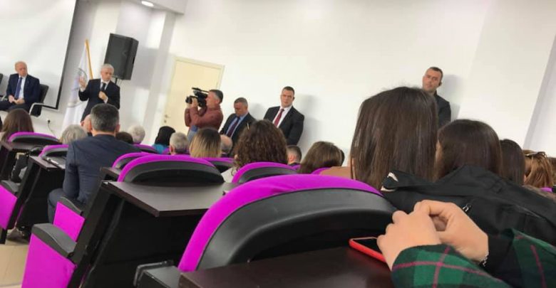 Sandër Lleshaj ruhet nga 9 truproja, studentëve që e takojnë iu bëhen kontrolle të imtësishme (Video) Sandër Lleshaj ruhet nga 9 truproja, studentëve që e takojnë iu bëhen kontrolle të imtësishme (Video)