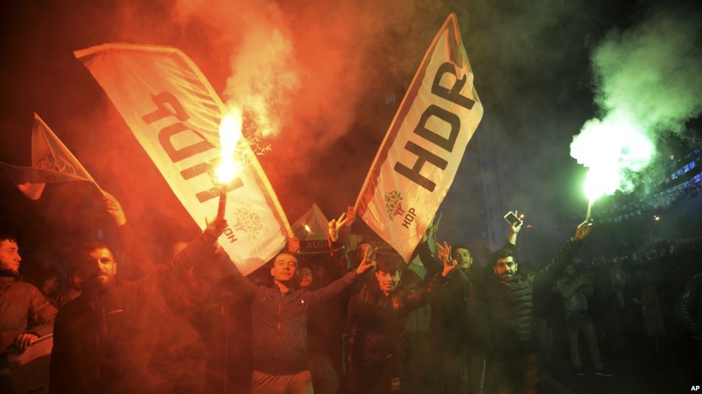 Partia e Erdoganit humb në Ankara, rrezikohet dhe në Stamboll Partia e Erdoganit humb në Ankara, rrezikohet dhe në Stamboll