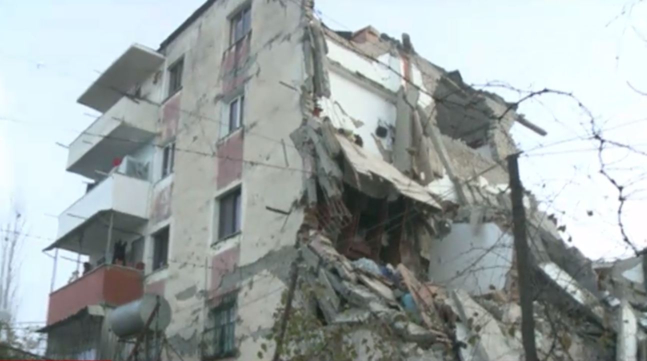 Tërmeti/ Shpëtohen nga rrënojat 22 persona në Durrës Tërmeti/ Shpëtohen nga rrënojat 22 persona në Durrës