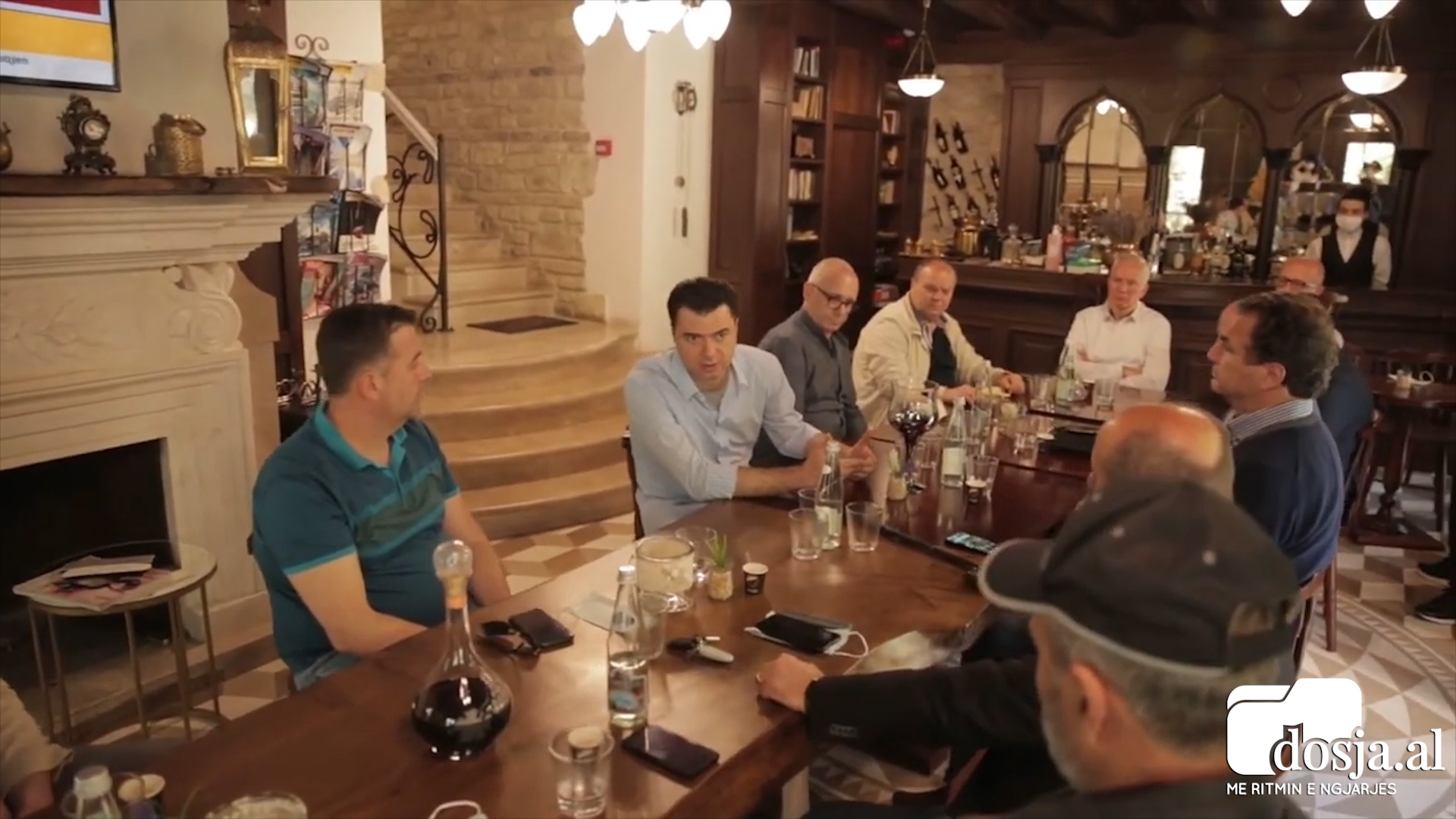Hipokrizia tejkalon kufijt e koronavirusit: Basha në Durrës shtrohet vendëçe në restorant Hipokrizia tejkalon kufijt e koronavirusit: Basha në Durrës shtrohet vendëçe në restorant