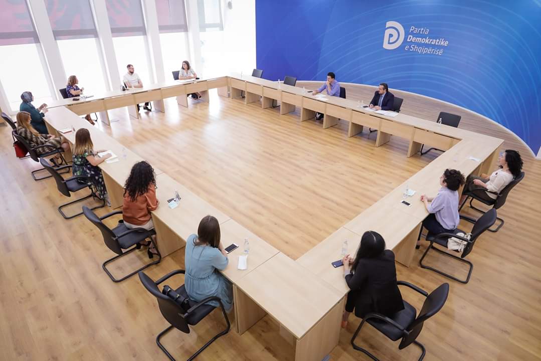 Basha takimi me të rinjtë: Më prezantuan ide të jashtëzakonshme Basha takimi me të rinjtë: Më prezantuan ide të jashtëzakonshme