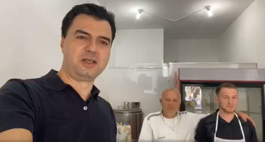 Erion Braçe publikon fotot e Bashës: Çfarë duhet të bëjë qeveria me këtë budalla, ta arrestojë? Erion Braçe publikon fotot e Bashës: Çfarë duhet të bëjë qeveria me këtë budalla, ta arrestojë?