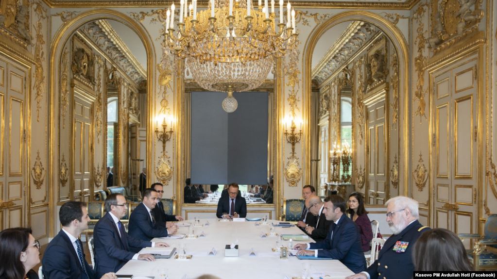 Presidenti francez Macron priti në takim kryeministrin e Kosovës Abdullah Hoti Presidenti francez Macron priti në takim kryeministrin e Kosovës Abdullah Hoti