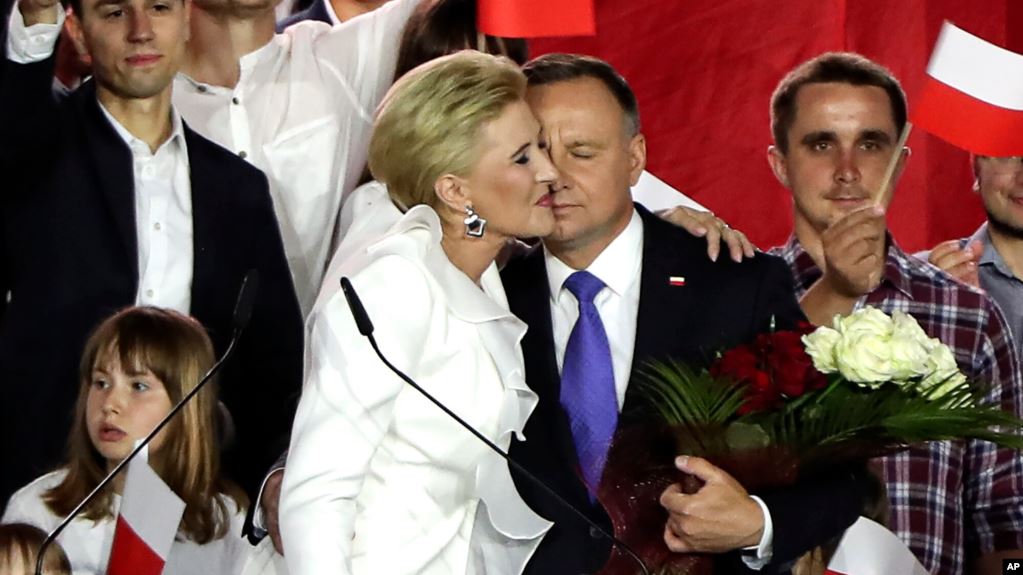 Zgjedhjet në Poloni: Konservatori Andrzej Duda fiton një mandat tjetër presidencial Zgjedhjet në Poloni: Konservatori Andrzej Duda fiton një mandat tjetër presidencial