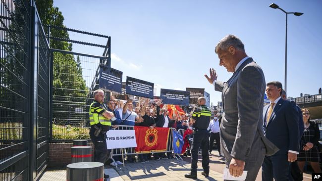 Presidenti Thaçi 6 orë intervistë në Prokurorin e Posaçme në Hagë Presidenti Thaçi 6 orë intervistë në Prokurorin e Posaçme në Hagë
