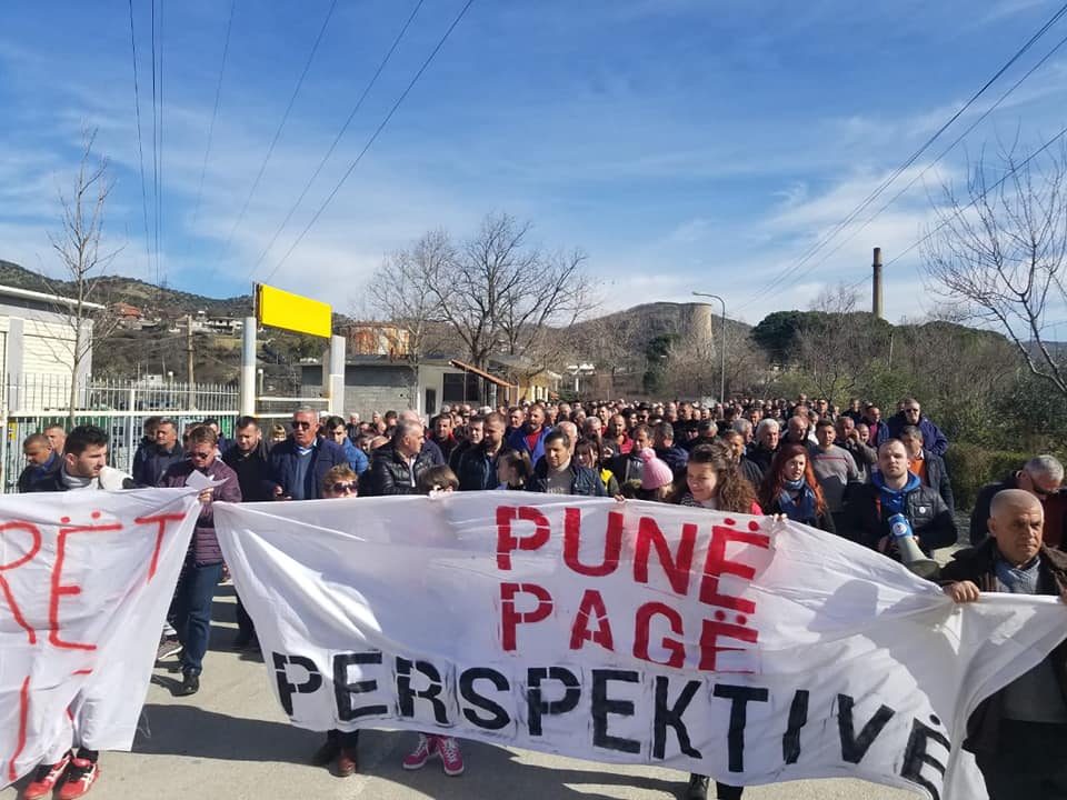 Pronarët e konҫesioneve pasurohen me hapa të frikshëm me gjakun e naftëtarëve Pronarët e konҫesioneve pasurohen me hapa të frikshëm me gjakun e naftëtarëve