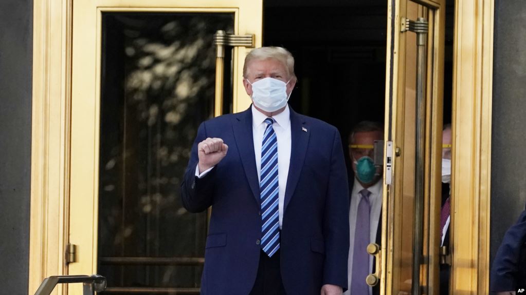 Donald Trump le spitalin dhe shkon të vazhdojë mjekimin në Shtëpinë e Bardhë Donald Trump le spitalin dhe shkon të vazhdojë mjekimin në Shtëpinë e Bardhë