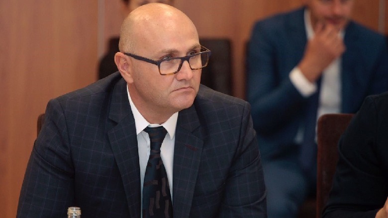 Arrestohet në Rinas ish-kreu i AKBN-së, Klodian Gradeci, i shkaktoi 2 mln $ dëm shtetit me skemën e mashtrimit të puseve të naftës Arrestohet në Rinas ish-kreu i AKBN-së, Klodian Gradeci, i shkaktoi 2 mln $ dëm shtetit me skemën e mashtrimit të puseve të naftës