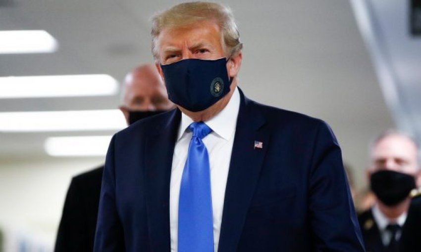Presidenti amerikan Donald Trump shtrohet në spital me Koronavirus Presidenti amerikan Donald Trump shtrohet në spital me Koronavirus