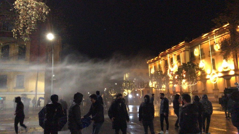 Reagimi i Avokatit për Protestat: “PUSHTAT” po çirren… Mos digjni! Reagimi i Avokatit për Protestat: “PUSHTAT” po çirren… Mos digjni!