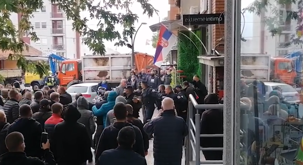 Serbët qëlluan me armë zjarri në drejtim të policisë së Kosovës Serbët qëlluan me armë zjarri në drejtim të policisë së Kosovës