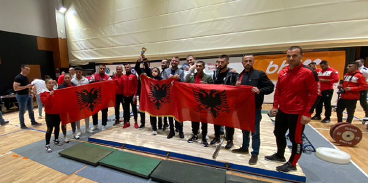 Bosnje-Hercekovina kuq e zi/Peshëngritësit shqiptar, fitojnë 9 medalje ari dhe 2 argjendi Bosnje-Hercekovina kuq e zi/Peshëngritësit shqiptar, fitojnë 9 medalje ari dhe 2 argjendi