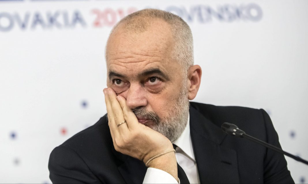 Mbi 300 mijë euro rroga në vit për 25 “ndihmësat e kryeministrit” Edi Rama Mbi 300 mijë euro rroga në vit për 25 “ndihmësat e kryeministrit” Edi Rama