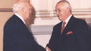 Ambasadori Bashkim Zeneli rrëfen takimet me presidentin grek Papulias: Njihej nga të gjithë si një mik i vyer i Shqipërisë Ambasadori Bashkim Zeneli rrëfen takimet me presidentin grek Papulias: Njihej nga të gjithë si një mik i vyer i Shqipërisë
