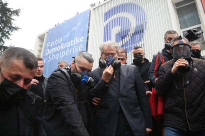 Gazetari Mushkolaj – Berishës: Je “vrasës” dhe një person që e ke djegur Shqipërinë për interesa personale Gazetari Mushkolaj – Berishës: Je “vrasës” dhe një person që e ke djegur Shqipërinë për interesa personale