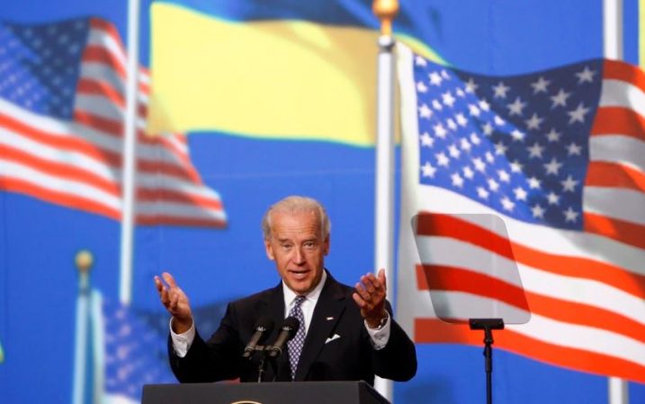 Zëri i Amerikës: Kriza aktuale vë në provë përkushtimin e Presidentit Biden ndaj Ukrainës dhe demokracisë Zëri i Amerikës: Kriza aktuale vë në provë përkushtimin e Presidentit Biden ndaj Ukrainës dhe demokracisë
