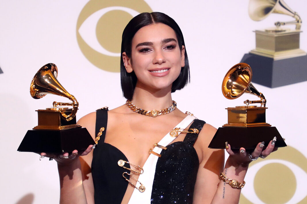 Dua Lipa fiton çmimin “Artistja më e mirë Pop/R&B” në Brit Awards 2022 Dua Lipa fiton çmimin “Artistja më e mirë Pop/R&B” në Brit Awards 2022