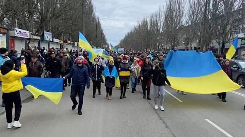 Ukrainasit e Melitopolit çohen në protesta pasi rusët rrëmbyen kryebashkiakun e tyre Ukrainasit e Melitopolit çohen në protesta pasi rusët rrëmbyen kryebashkiakun e tyre