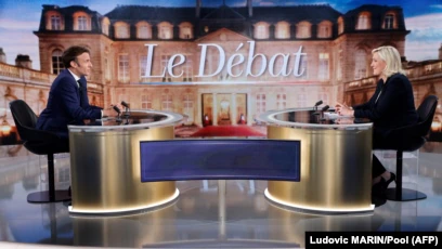 Macron e goditi fortë sfiduesen e tij të ekstremit të djathtë, Marine Le Pen në një debat televiziv të mërkurën për lidhjet e saj me Rusinë Macron e goditi fortë sfiduesen e tij të ekstremit të djathtë, Marine Le Pen në një debat televiziv të mërkurën për lidhjet e saj me Rusinë