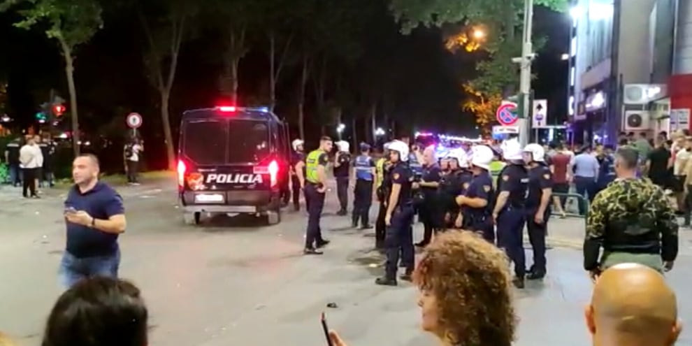 Përplasje mes tifozëve italian, holandez dhe policisë në Tiranë Përplasje mes tifozëve italian, holandez dhe policisë në Tiranë