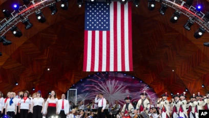 Amerikanët festojnë ditën e pavarësisë mes shpresës dhe shqetësimeve Amerikanët festojnë ditën e pavarësisë mes shpresës dhe shqetësimeve