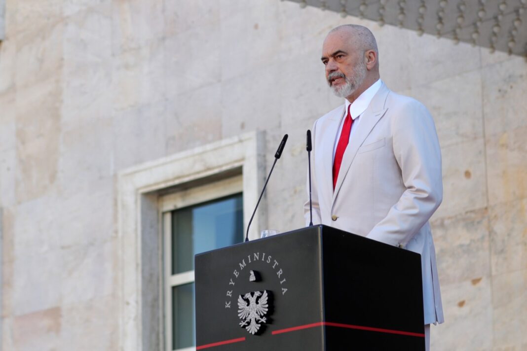 Rama ceremoni për ngritjen simbolike të flamurit europian para kryeministrisë Rama ceremoni për ngritjen simbolike të flamurit europian para kryeministrisë