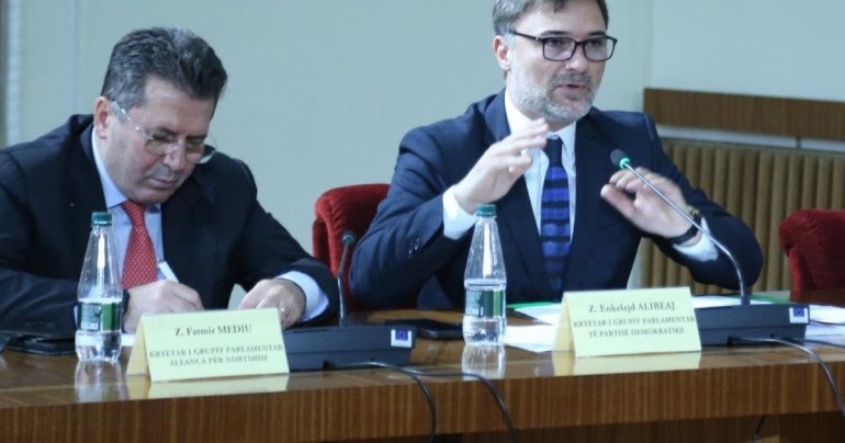Mediu: Mos hapni dosjet e ish- të përndjekurve, nuk kemi moral. Alibeaj: Të mirëkuptoj, por e vërteta duhet të dalë Mediu: Mos hapni dosjet e ish- të përndjekurve, nuk kemi moral. Alibeaj: Të mirëkuptoj, por e vërteta duhet të dalë