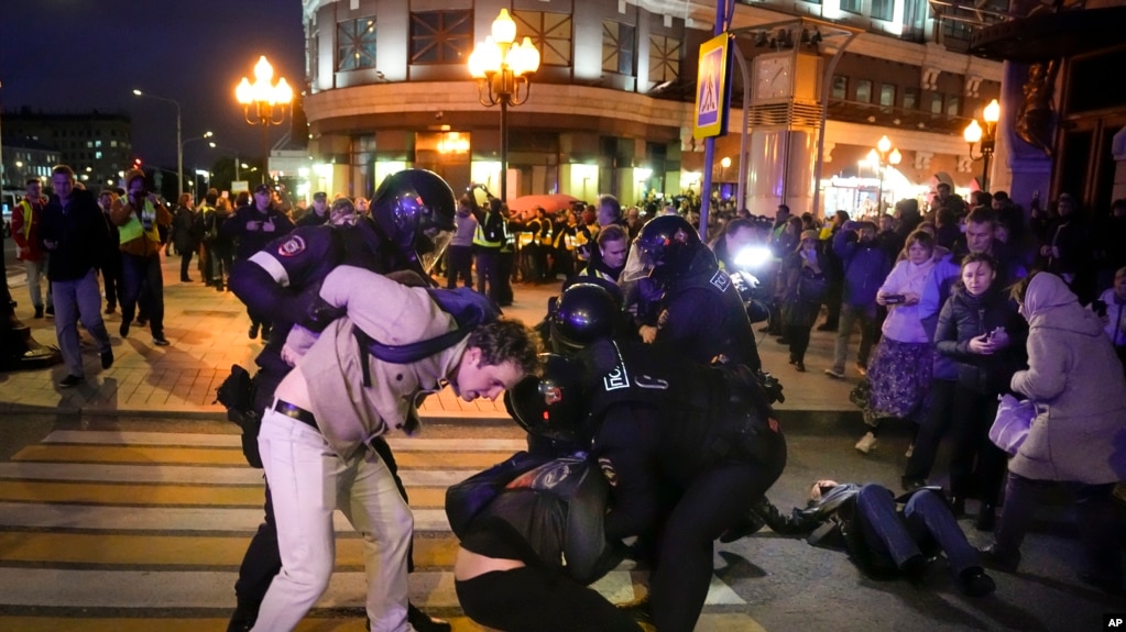 Me qindra protestues të arrestuar në protestat kundër mobilizimit në Rusi Me qindra protestues të arrestuar në protestat kundër mobilizimit në Rusi