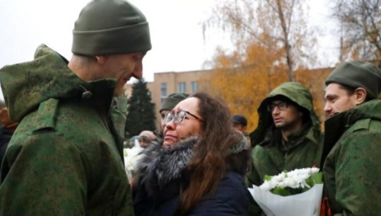 Ukraina liron 19 ushtarakë rus të kapur rob Ukraina liron 19 ushtarakë rus të kapur rob