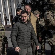 Zelenski viziton trupat ukrainase në Kherson Zelenski viziton trupat ukrainase në Kherson