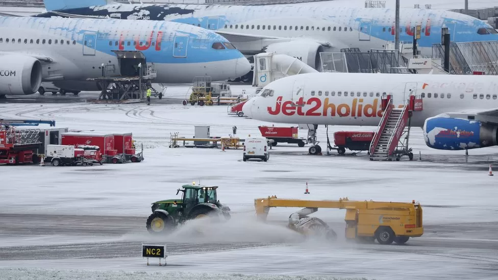 Mbretërinë e Bashkuar nënë petkun e dëborës dhe ngricave: Mbyllet provizorisht aeroporti i Mancesternit Mbretërinë e Bashkuar nënë petkun e dëborës dhe ngricave: Mbyllet provizorisht aeroporti i Mancesternit