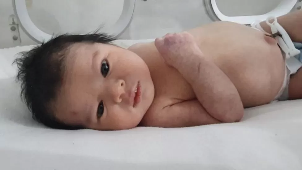Mijëra njerëz kërkojnë të adoptojnë fëmijën që lindi në rrënojat e tërmetit Mijëra njerëz kërkojnë të adoptojnë fëmijën që lindi në rrënojat e tërmetit