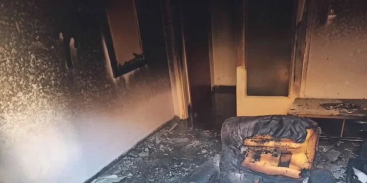 Mediat greke, jehonë “heroit” 22-vjeçar nga Shqipëria: Hyri në shtëpinë që po digjej dhe shpëtoi 1-vjeçarin Mediat greke, jehonë “heroit” 22-vjeçar nga Shqipëria: Hyri në shtëpinë që po digjej dhe shpëtoi 1-vjeçarin