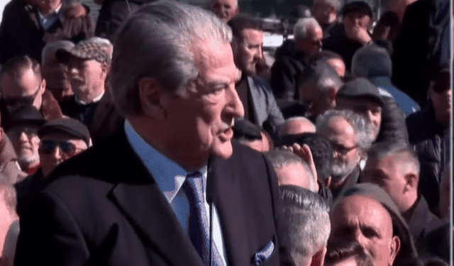 Berisha paralajmron dhunë: Po nuk na jepet vula, do pushtojmë Parlamentin dhe do shkojm në Surrel Berisha paralajmron dhunë: Po nuk na jepet vula, do pushtojmë Parlamentin dhe do shkojm në Surrel