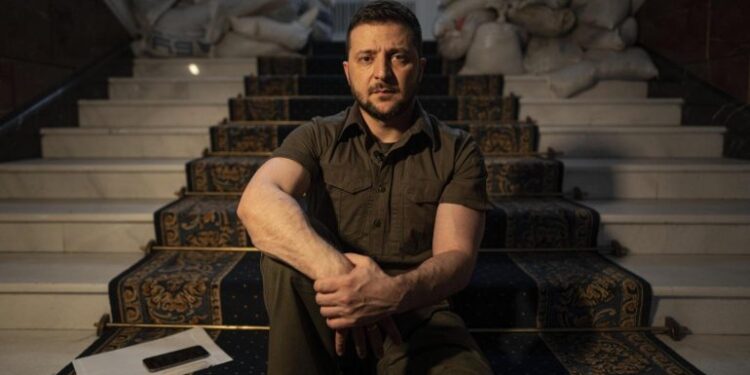 Dyer hekuri, thasë rëre dhe errësirë/ “The Times” brenda bunkerit të Zelenskyit: Aty s’ka gjumë! E veçanta më e madhe është…! Dyer hekuri, thasë rëre dhe errësirë/ “The Times” brenda bunkerit të Zelenskyit: Aty s’ka gjumë! E veçanta më e madhe është…!