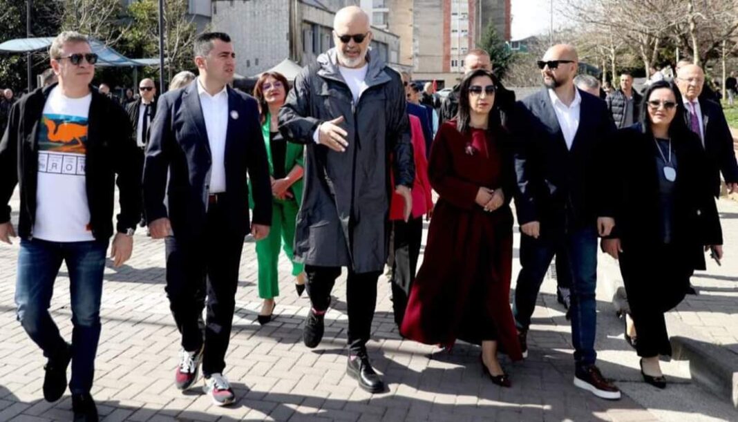 Rama uron shqiptarët për ditën e verës Rama uron shqiptarët për ditën e verës