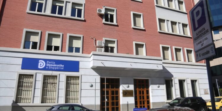 Publikohen emrat e kandidatëve të PD për Tiranën/ Ja emrat e propozuar nga kryesia në mbledhjen me dyer të mbyllura Publikohen emrat e kandidatëve të PD për Tiranën/ Ja emrat e propozuar nga kryesia në mbledhjen me dyer të mbyllura