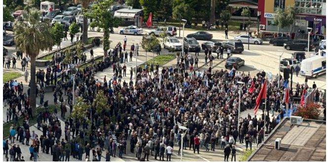 Berisha dhe Meta dështojnë edhe në mitingun e mbylljes së fushatës në Kurbin Berisha dhe Meta dështojnë edhe në mitingun e mbylljes së fushatës në Kurbin