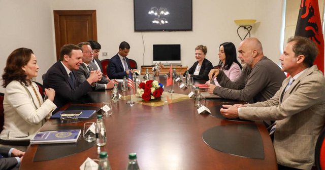 Senatorët amerikan takim në Tiranë me Begajn, Ramën dhe Gazmend Bardhin Senatorët amerikan takim në Tiranë me Begajn, Ramën dhe Gazmend Bardhin
