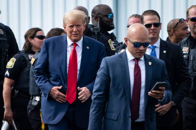 Arrestohet ish presidenti i SHBA, Donald Trump dhe ndihmësi i tij Arrestohet ish presidenti i SHBA, Donald Trump dhe ndihmësi i tij