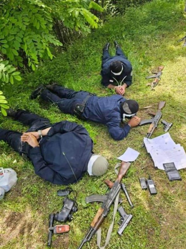 Policët serbë rrëmbejnë tre efektivë të Kosovës Policët serbë rrëmbejnë tre efektivë të Kosovës