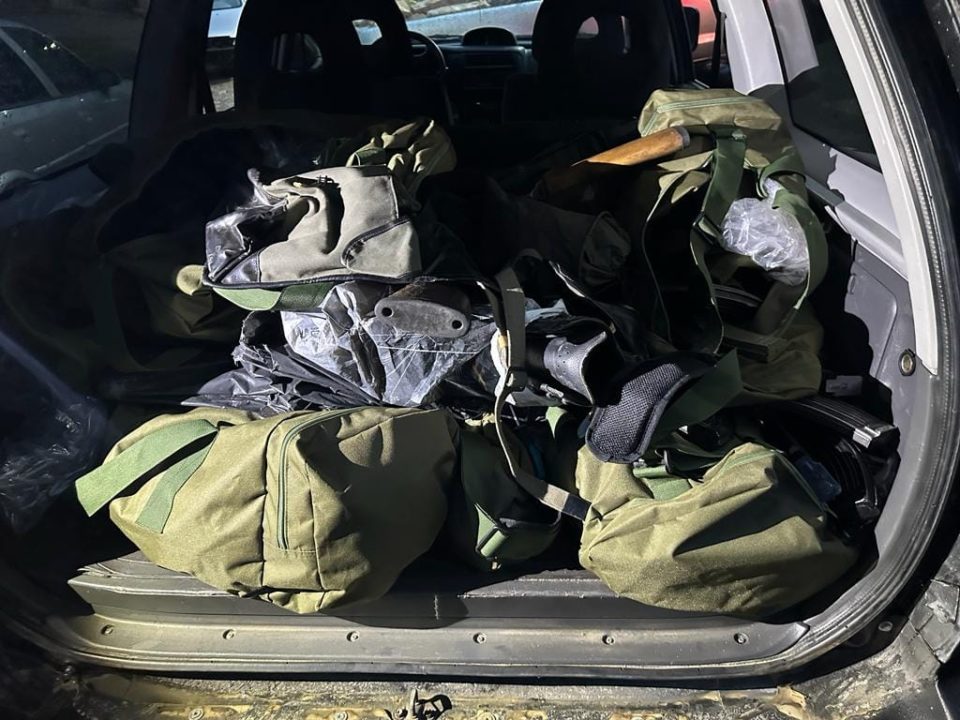 Mitralozë, kallashnikovë, granata, dalin fotot nga armët e rënda që iu gjetën serbëve në veri të Kosovës Mitralozë, kallashnikovë, granata, dalin fotot nga armët e rënda që iu gjetën serbëve në veri të Kosovës