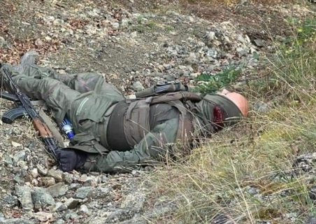 Publikohet fotoja e agresorit të vrarë në Kosovë, Me kamuflazh dhe kallashnikov Publikohet fotoja e agresorit të vrarë në Kosovë, Me kamuflazh dhe kallashnikov