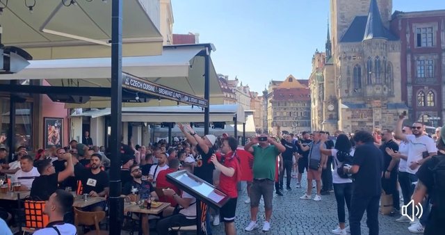 Tifozët kuqezi elektrizojnë Pragën pak orë para ndeshjes Tifozët kuqezi elektrizojnë Pragën pak orë para ndeshjes