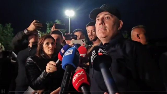 Tre terroristë të vrarë e gjashtë të arrestuar. Sveçla: Gjetëm armatime për qindra persona, territori nën kontroll Tre terroristë të vrarë e gjashtë të arrestuar. Sveçla: Gjetëm armatime për qindra persona, territori nën kontroll