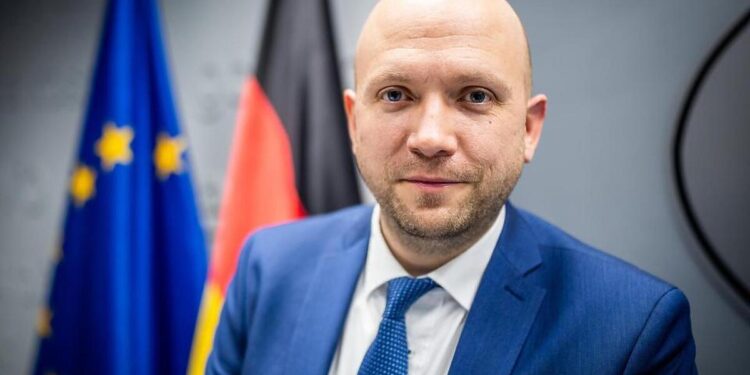 Gjermania dënon ashpër vrasjen e policit, përfaqësuesi gjerman për Ballkanin niset drejt Kosovës Gjermania dënon ashpër vrasjen e policit, përfaqësuesi gjerman për Ballkanin niset drejt Kosovës